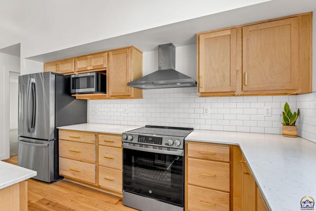 3339 NW Dawdy CT, Topeka, KS 66618