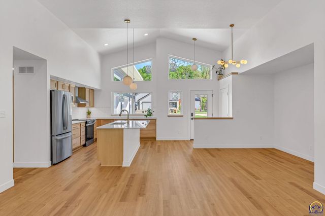 3339 NW Dawdy CT, Topeka, KS 66618