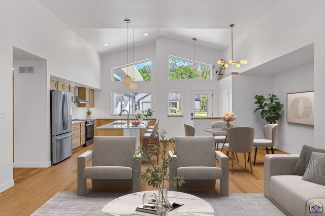 3339 NW Dawdy CT, Topeka, KS 66618