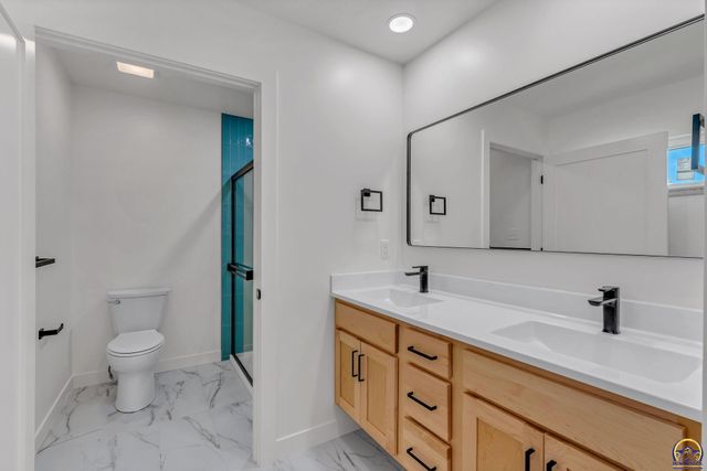 3339 NW Dawdy CT, Topeka, KS 66618