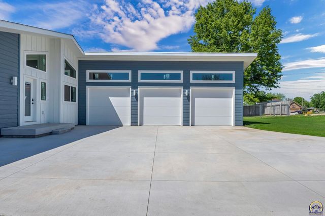 3339 NW Dawdy CT, Topeka, KS 66618