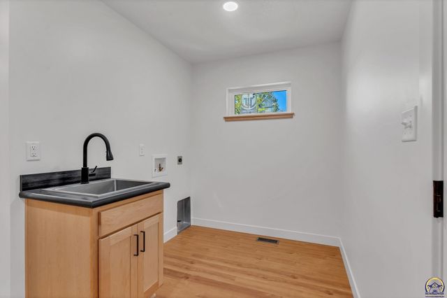 3339 NW Dawdy CT, Topeka, KS 66618