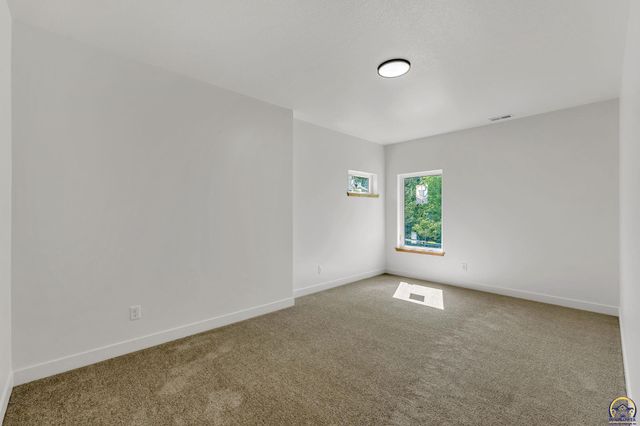 3339 NW Dawdy CT, Topeka, KS 66618