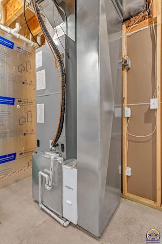 3339 NW Dawdy CT, Topeka, KS 66618