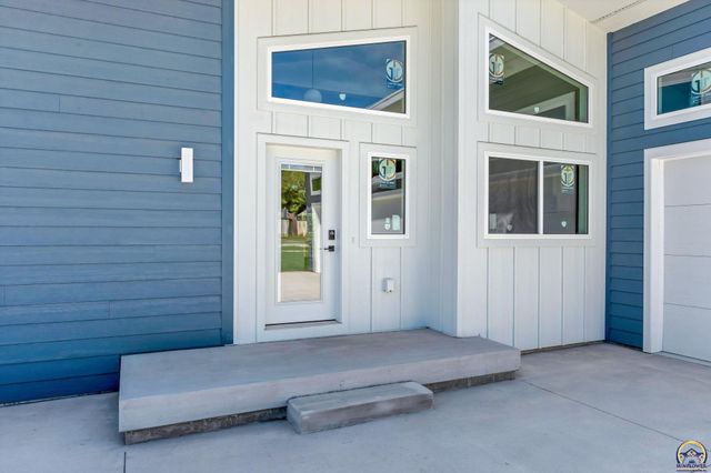 3339 NW Dawdy CT, Topeka, KS 66618