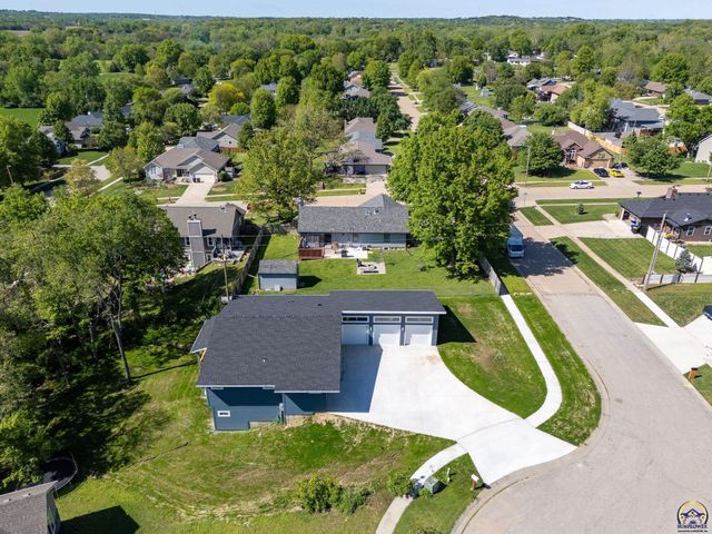 3339 NW Dawdy CT, Topeka, KS 66618