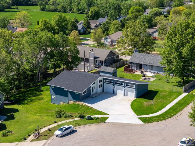 3339 NW Dawdy CT, Topeka, KS 66618