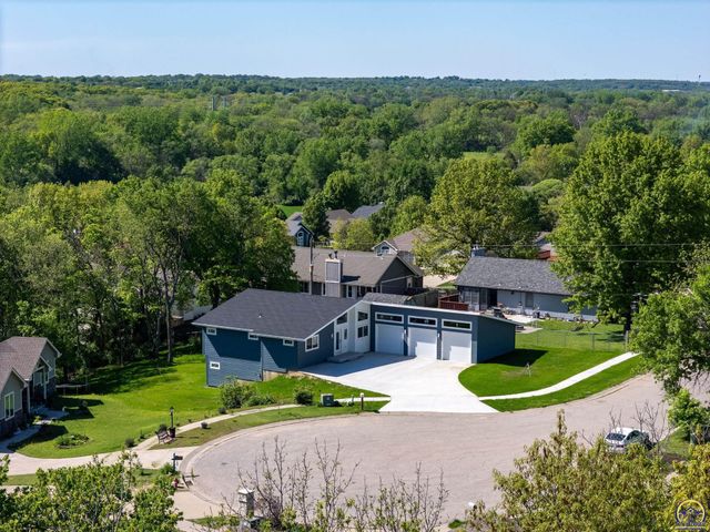 3339 NW Dawdy CT, Topeka, KS 66618