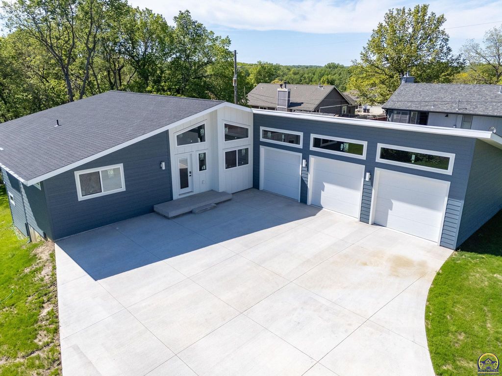 3339 NW Dawdy CT, Topeka, KS 66618