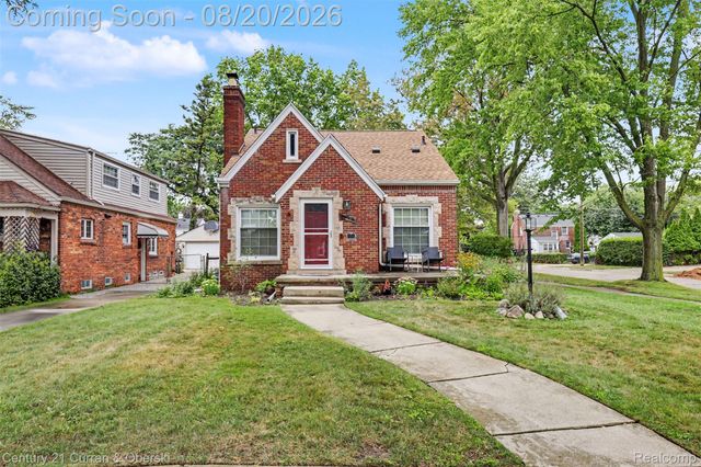 2100 Lancaster Street, Grosse Pointe Woods, MI 48236