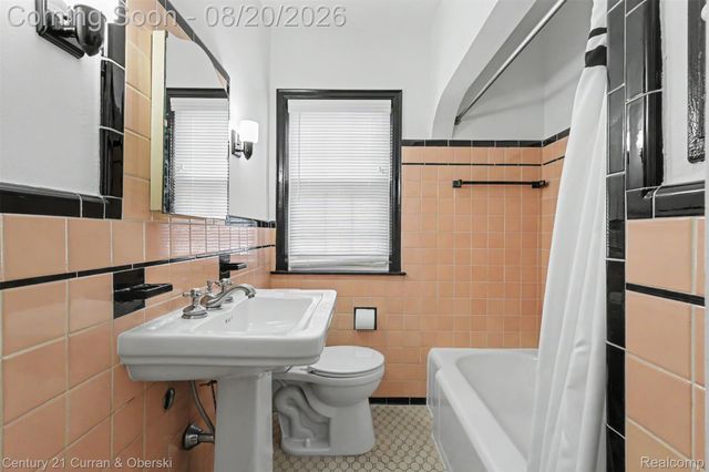 2100 Lancaster Street, Grosse Pointe Woods, MI 48236