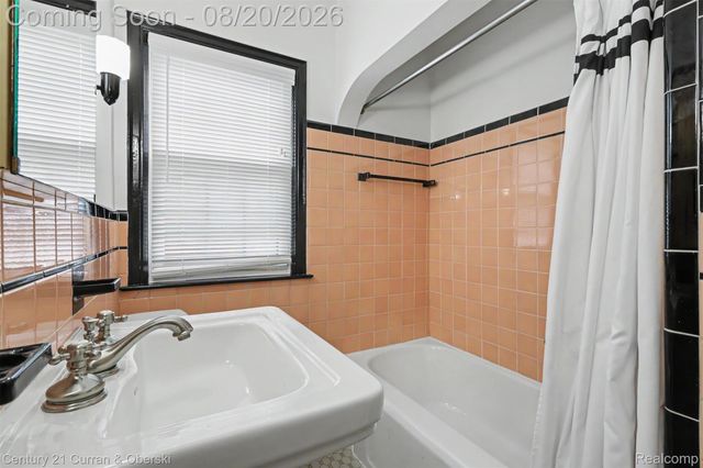 2100 Lancaster Street, Grosse Pointe Woods, MI 48236