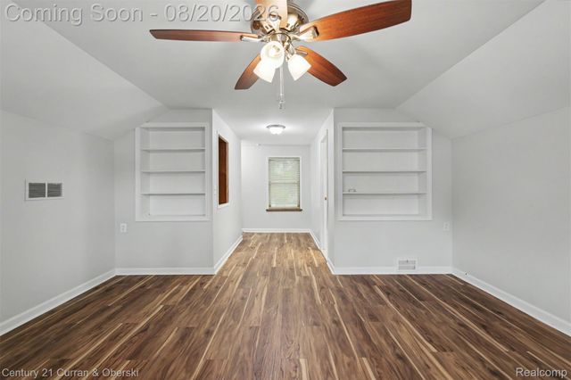 2100 Lancaster Street, Grosse Pointe Woods, MI 48236