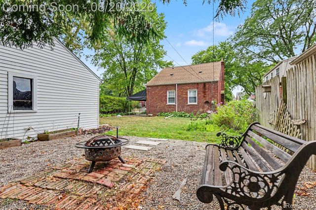2100 Lancaster Street, Grosse Pointe Woods, MI 48236