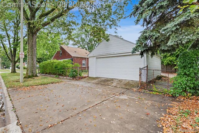 2100 Lancaster Street, Grosse Pointe Woods, MI 48236