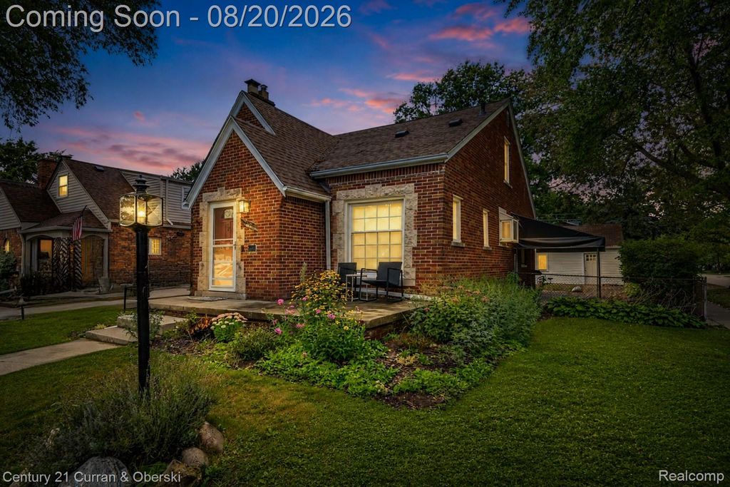 2100 Lancaster Street, Grosse Pointe Woods, MI 48236