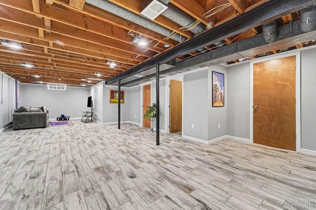 5135 Sudbury Drive, Warren, MI 48092