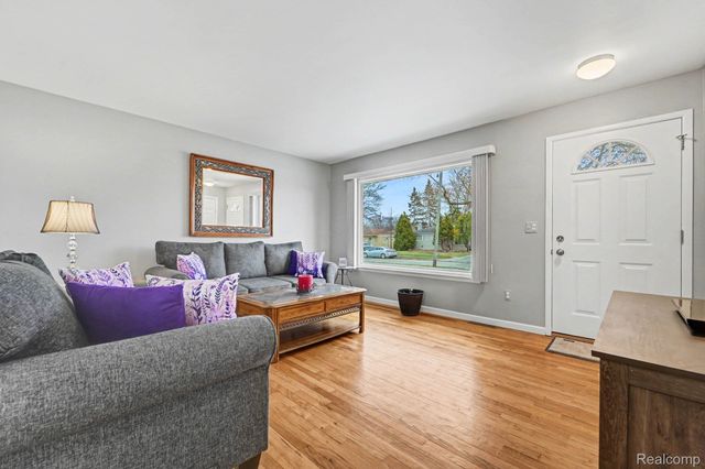 5135 Sudbury Drive, Warren, MI 48092