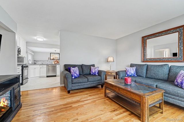 5135 Sudbury Drive, Warren, MI 48092