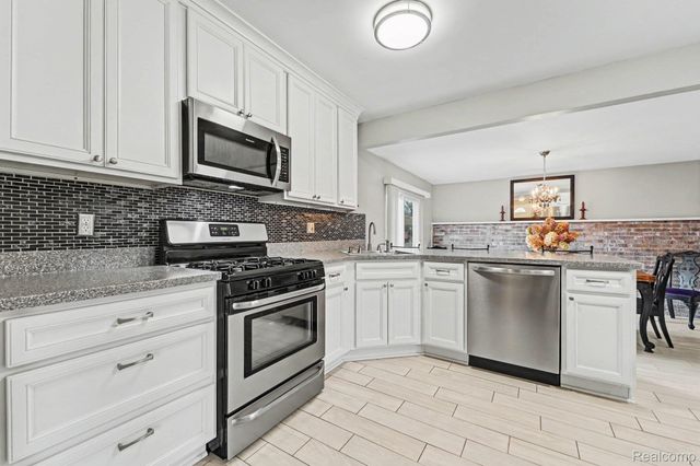 5135 Sudbury Drive, Warren, MI 48092