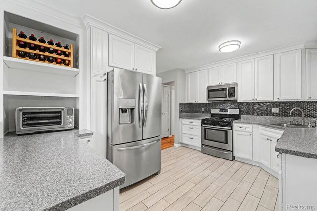 5135 Sudbury Drive, Warren, MI 48092