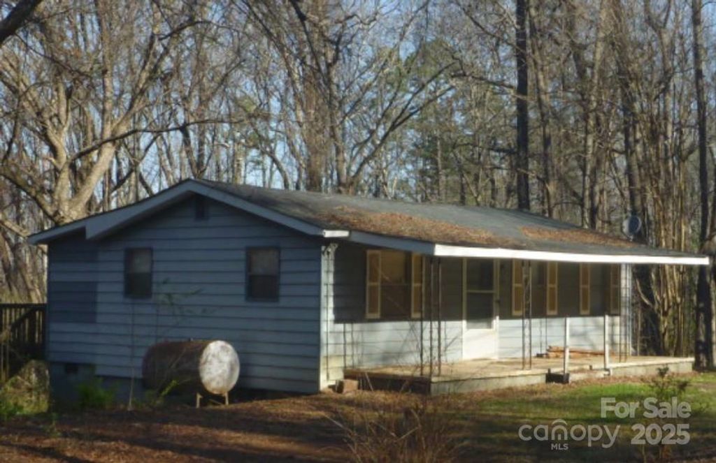 215 N Pinchback Avenue, Bessemer City, NC 28016