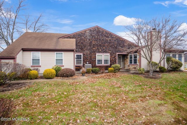 11 Bedfordshire Drive, Monroe, NJ 08831