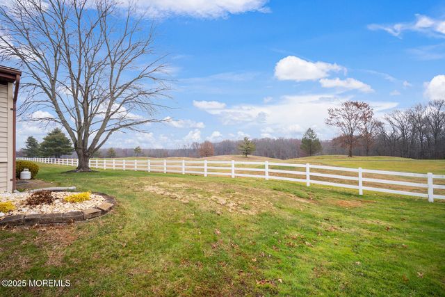 11 Bedfordshire Drive, Monroe, NJ 08831