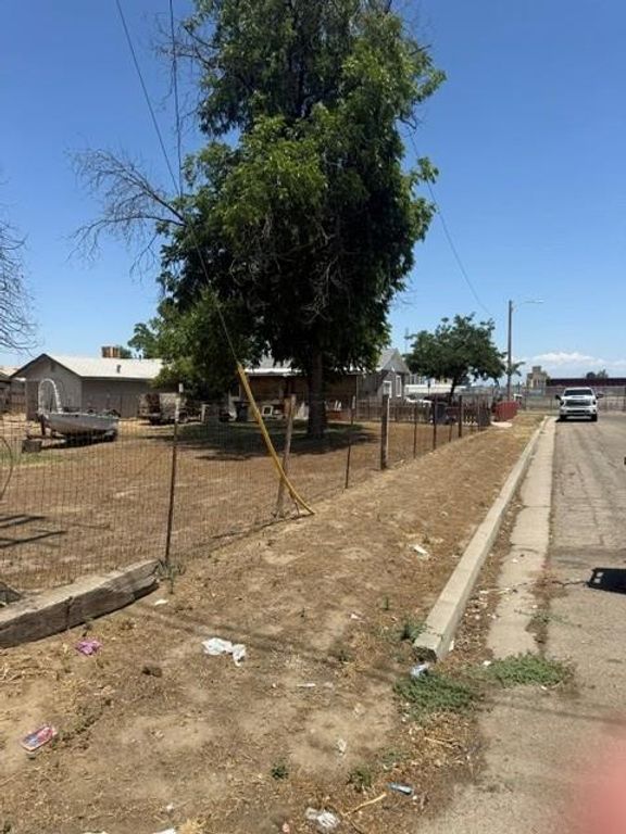 Image 2 of property listing at 561 S I Street, Tulare, CA 93274