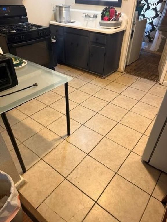 Image 6 of property listing at 561 S I Street, Tulare, CA 93274