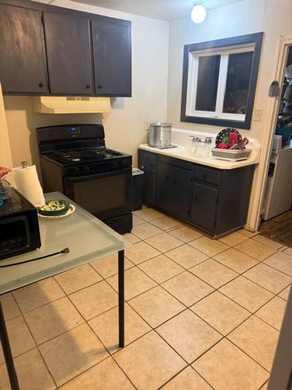 Image 8 of property listing at 561 S I Street, Tulare, CA 93274