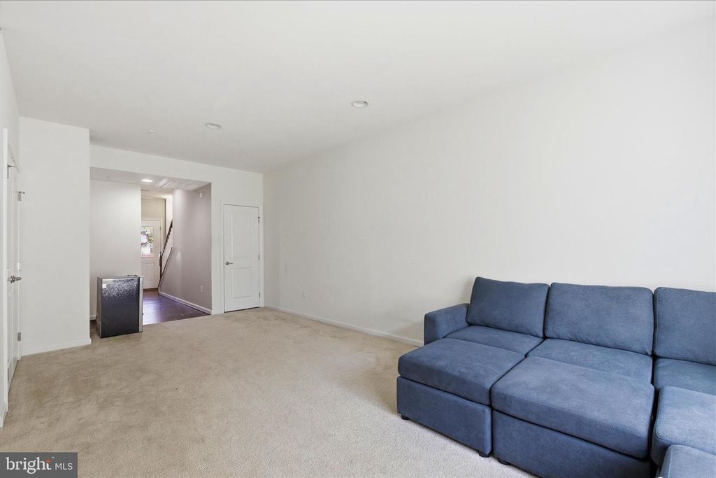 Image 10 of property listing at 621 RAVENWOOD DR, Glen Burnie, MD 21060