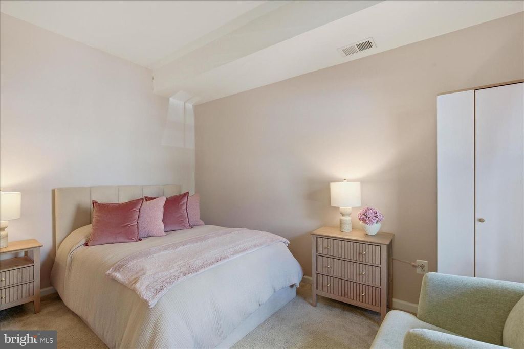 Image 12 of property listing at 621 RAVENWOOD DR, Glen Burnie, MD 21060