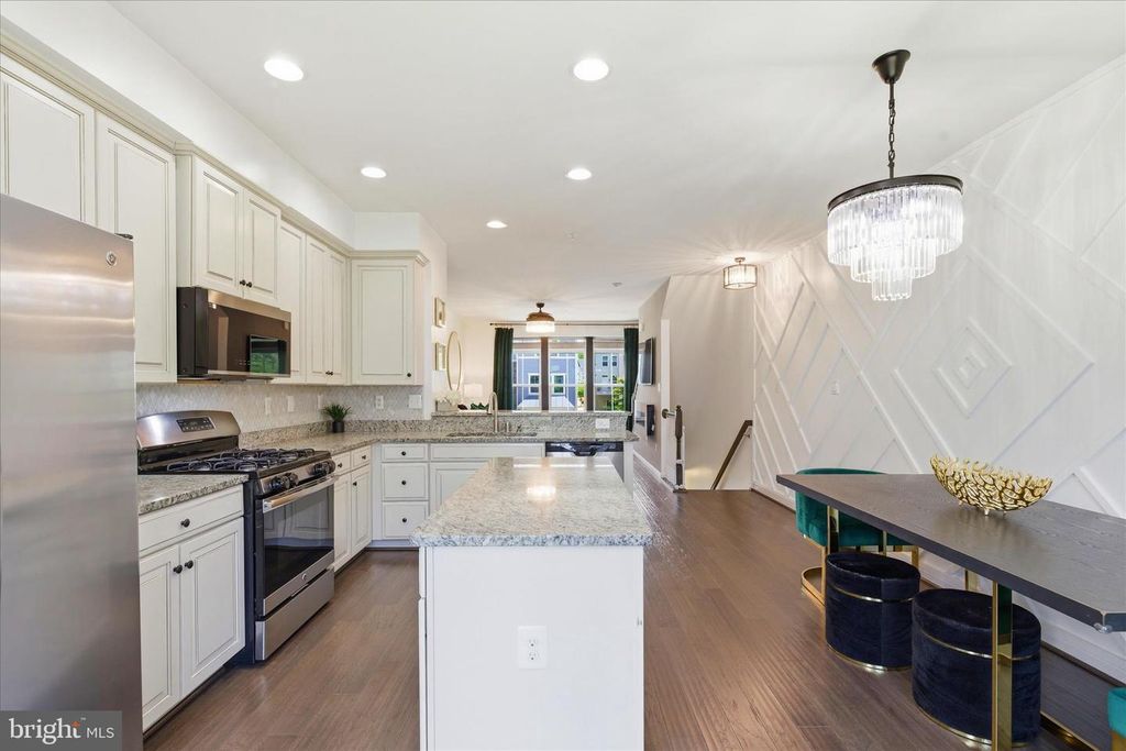 Image 17 of property listing at 621 RAVENWOOD DR, Glen Burnie, MD 21060