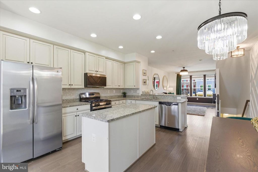 Image 19 of property listing at 621 RAVENWOOD DR, Glen Burnie, MD 21060