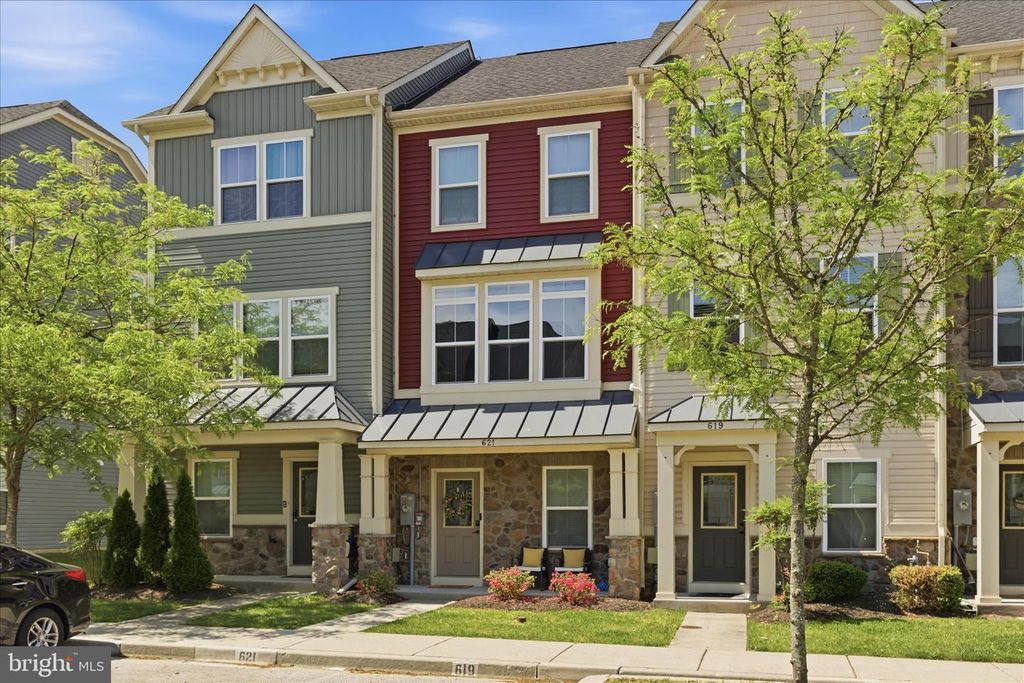 Image 2 of property listing at 621 RAVENWOOD DR, Glen Burnie, MD 21060