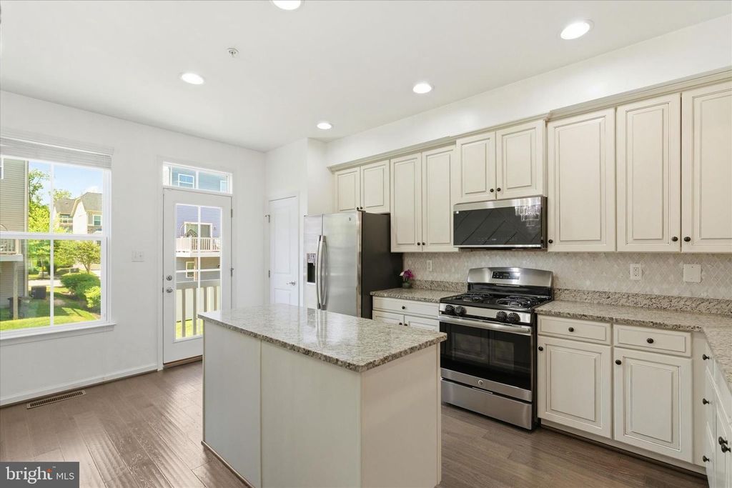 Image 20 of property listing at 621 RAVENWOOD DR, Glen Burnie, MD 21060