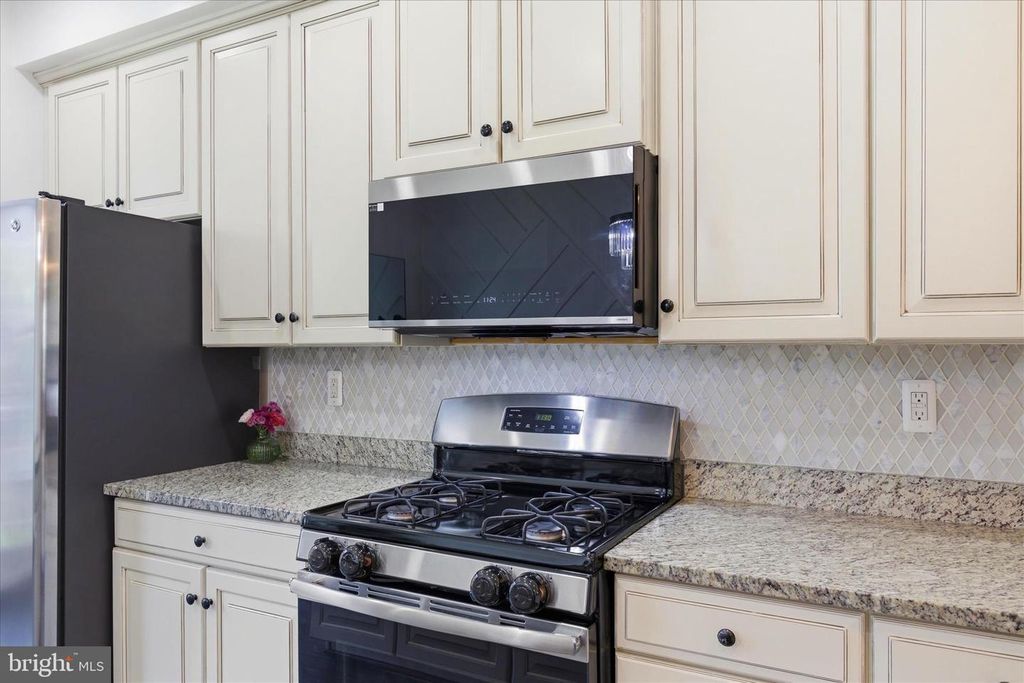 Image 21 of property listing at 621 RAVENWOOD DR, Glen Burnie, MD 21060