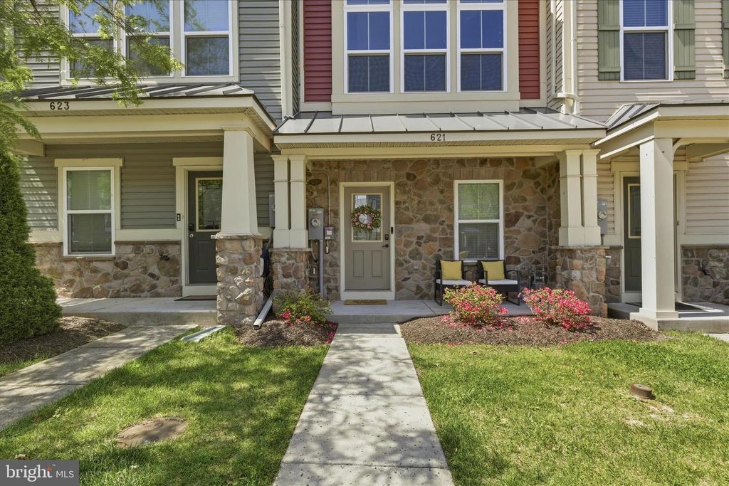 Image 3 of property listing at 621 RAVENWOOD DR, Glen Burnie, MD 21060