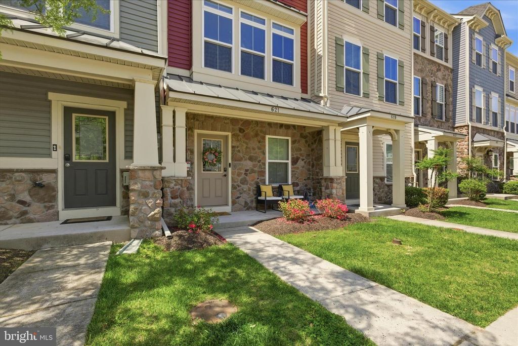 Image 4 of property listing at 621 RAVENWOOD DR, Glen Burnie, MD 21060