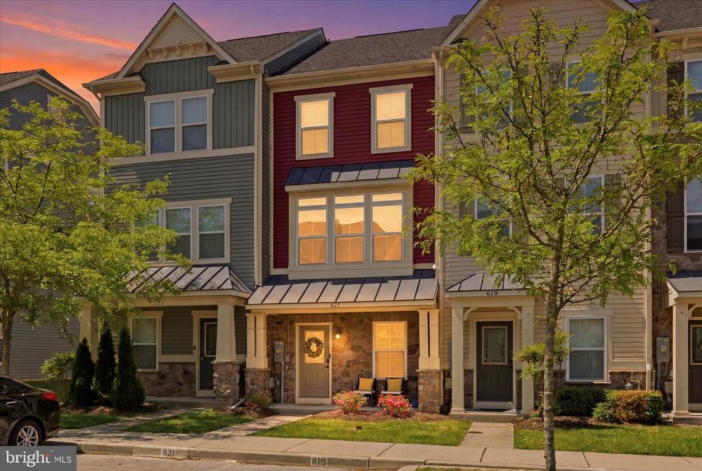 Image 5 of property listing at 621 RAVENWOOD DR, Glen Burnie, MD 21060