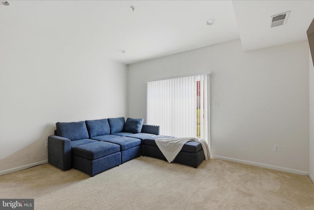 Image 9 of property listing at 621 RAVENWOOD DR, Glen Burnie, MD 21060