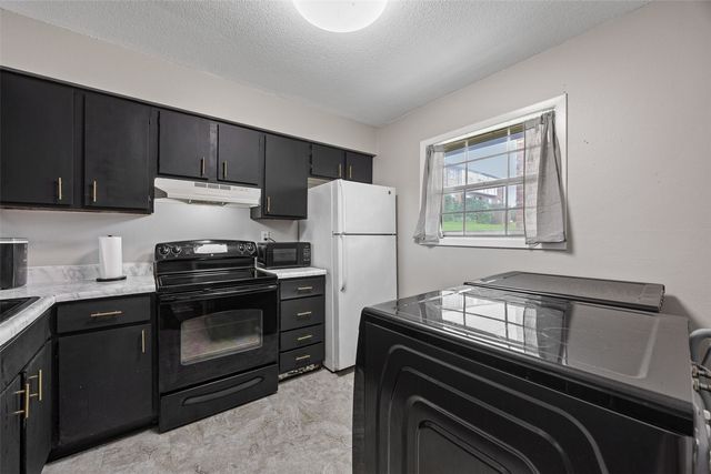 1202 21st Ave Place, Coralville, IA 52241