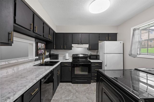 1202 21st Ave Place, Coralville, IA 52241