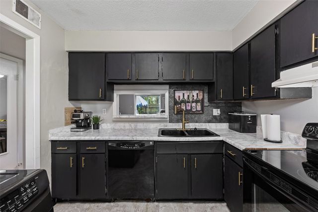 1202 21st Ave Place, Coralville, IA 52241