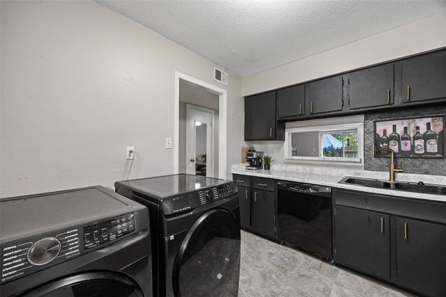 1202 21st Ave Place, Coralville, IA 52241