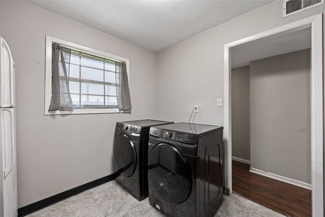 1202 21st Ave Place, Coralville, IA 52241