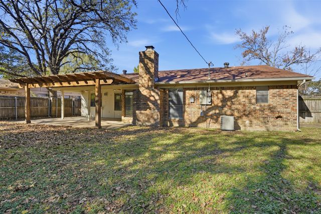 3906 Cedarwood Court, Arlington, TX 76017