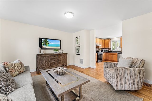 30 Russell St 5, Waltham, MA 02453