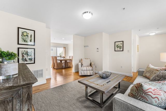 30 Russell St 5, Waltham, MA 02453